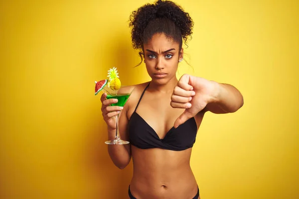 Tatilde Bikini Giyen Afro Kadın Kızgın Yüz Ile Izole Sarı — Stok fotoğraf
