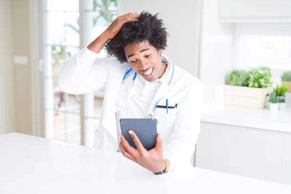 Klinikte Tablet Kullanan Afro Amerikan Doktor Eliyle Stresli Utanç Sürpriz — Stok fotoğraf