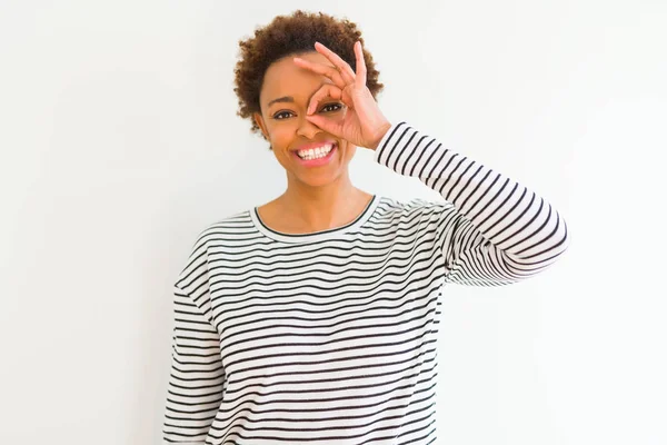 Jovem Bela Mulher Afro Americana Vestindo Listras Suéter Sobre Fundo — Fotografia de Stock