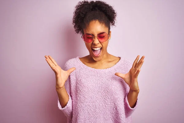 Африканская Американка Зимнем Свитере Солнцезащитных Очках Изолированном Розовом Фоне Празднует — стоковое фото