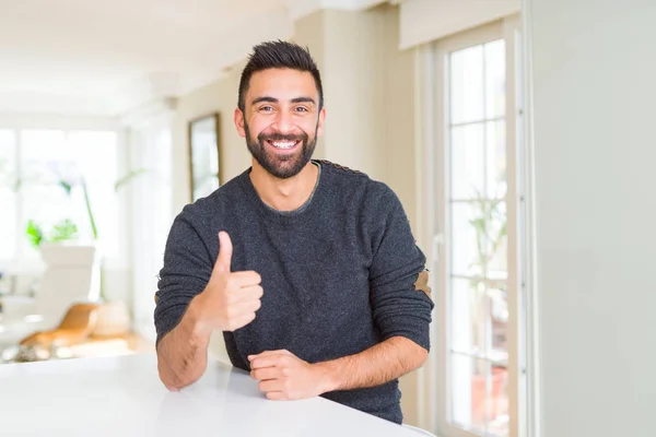 Hombre Hispano Guapo Usando Suéter Casual Casa Haciendo Gesto Feliz —  Fotos de Stock