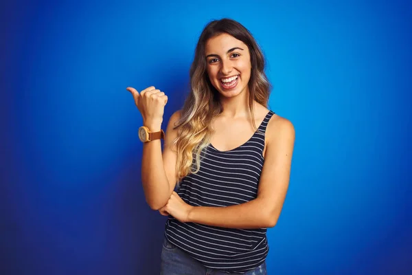 Joven Hermosa Mujer Con Rayas Camiseta Sobre Fondo Azul Aislado —  Fotos de Stock