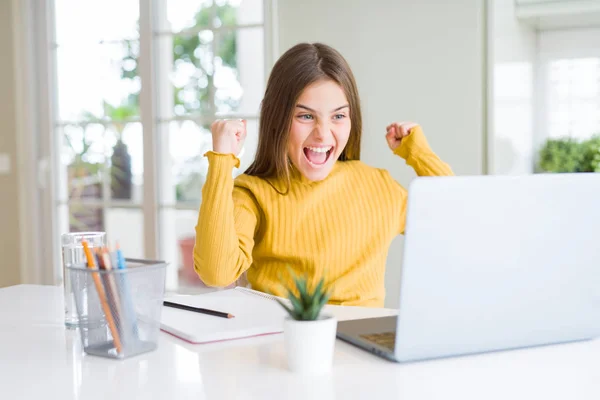 Bella Ragazza Che Studia Scuola Utilizzando Computer Portatile Urlando Orgoglioso — Foto Stock