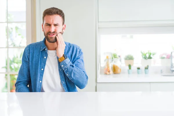 Stilig Man Hemma Röra Munnen Med Hand Med Smärtsamma Uttryck — Stockfoto