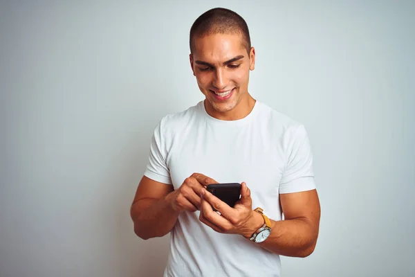 Joven Hombre Guapo Usando Teléfono Inteligente Sobre Fondo Aislado Amarillo —  Fotos de Stock