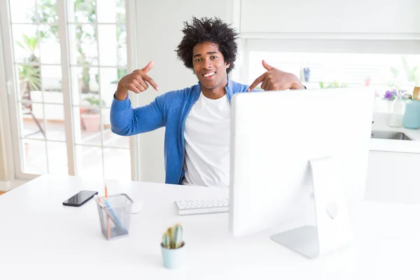 African American Man Werken Met Behulp Van Computer Zoek Naar — Stockfoto