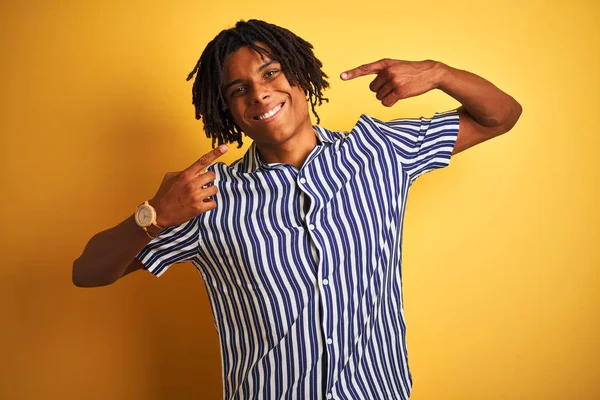 Afro Mann Mit Dreadlocks Lässig Gestreiftem Shirt Vor Isoliertem Gelben — Stockfoto