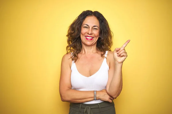 Mulher Idosa Meia Idade Com Cabelos Encaracolados Sobre Fundo Amarelo — Fotografia de Stock