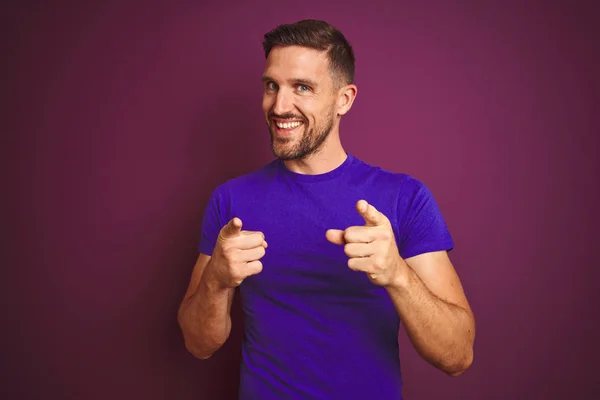 Hombre Joven Con Camiseta Púrpura Informal Sobre Fondo Aislado Lila —  Fotos de Stock