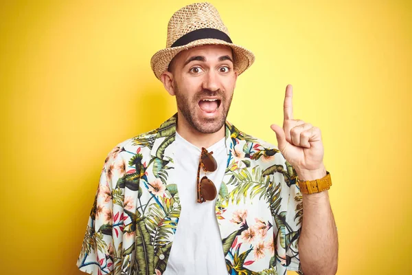 Hombre Joven Vacaciones Vistiendo Camisa Flores Hawaianas Sombrero Verano Sobre —  Fotos de Stock