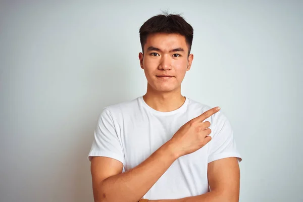 아시아 셔츠를 가리키는 손으로 손가락을 가리키는 측면에 광고를 보여주는 차분한 — 스톡 사진