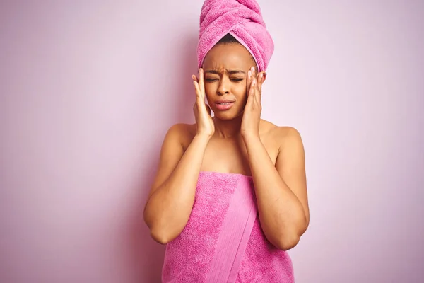 Africano Americano Mulher Vestindo Toalha Banho Após Banho Sobre Rosa — Fotografia de Stock