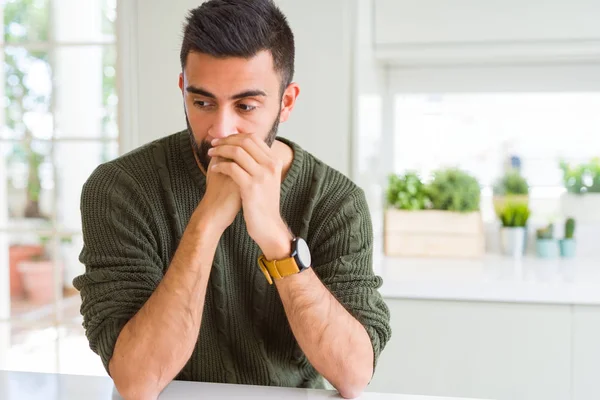 Hombre guapo pensando confundido acerca de la duda, cuestionando una idea — Foto de Stock