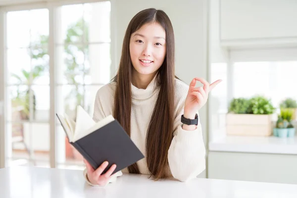 Mooie Aziatische Vrouw Het Lezen Van Een Boek Zeer Gelukkig — Stockfoto