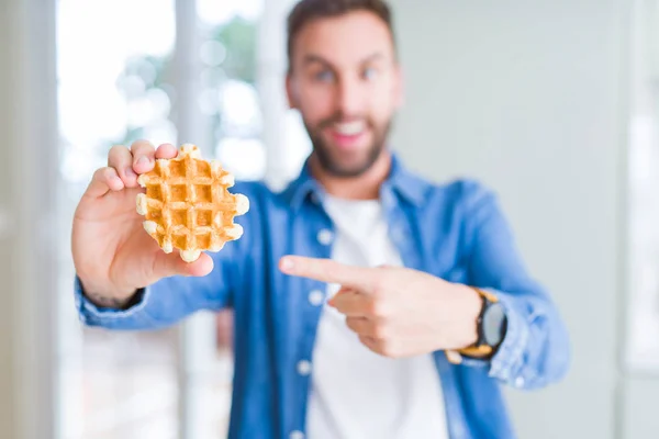 Beau Homme Mangeant Des Crêpes Belges Sucrées Très Heureux Pointant — Photo