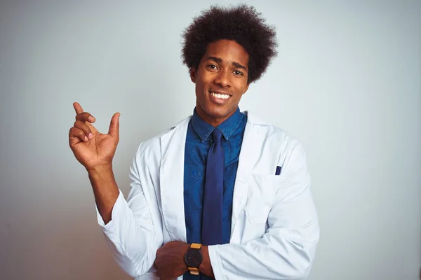 Mladý Afričan Americký Doktor Sobě Nosí Kabát Stojící Nad Izolovaným — Stock fotografie
