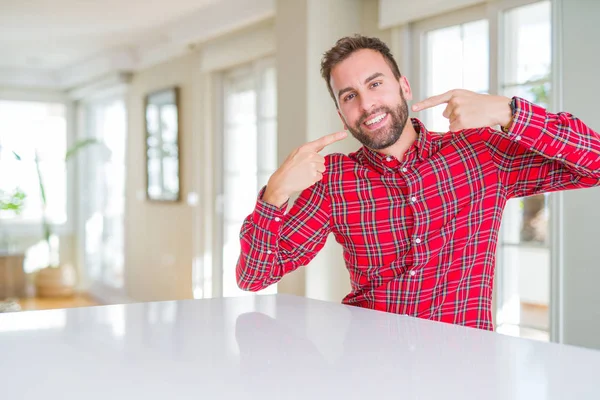 Stilig Man Bär Färgglada Skjorta Leende Säker Visar Och Pekar — Stockfoto