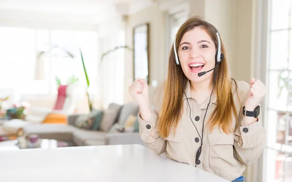 Hermosa Mujer Operadora Joven Con Auriculares Oficina Celebrando Sorprendida Sorprendida — Foto de Stock