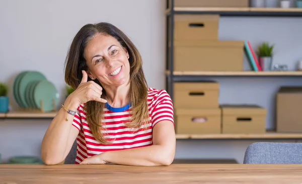 Seniorin Mittleren Alters Die Hause Tisch Sitzt Lächelt Und Telefoniert — Stockfoto