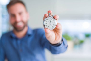 Yakışıklı adam gösteren kronometre 