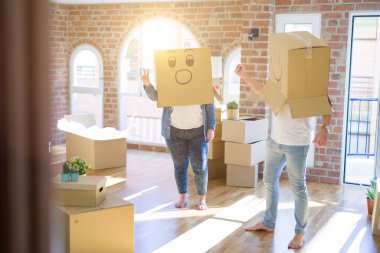 Komik emoji ile karton kutular giyen çılgın çift üzerinde yüzler