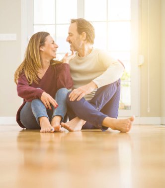 Birlikte yere evde oturmak güzel romantik çift