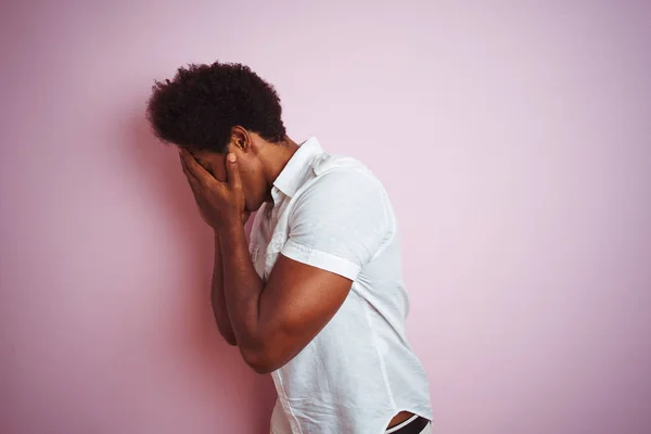 Jovem Americano Com Cabelo Afro Vestindo Camisa Branca Sobre Fundo — Fotografia de Stock