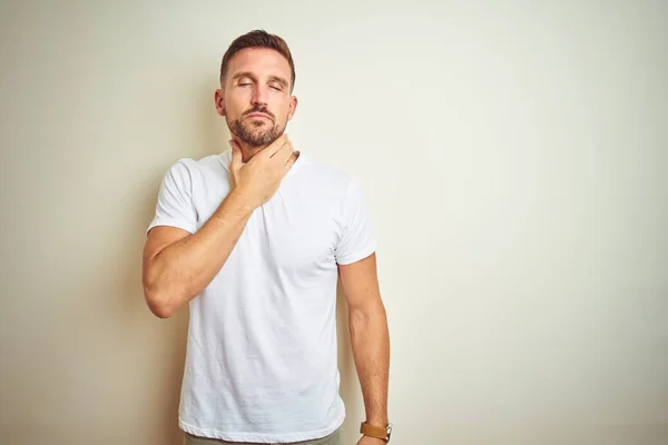 Hombre Guapo Joven Que Usa Una Camiseta Blanca Casual Sobre —  Fotos de Stock