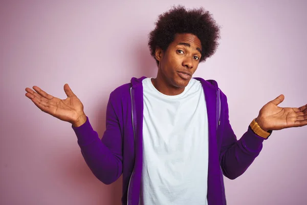 Молодий Афроамериканець Людина Носить Фіолетовий Толстовка Стоячи Над Ізольованою Рожевою — стокове фото