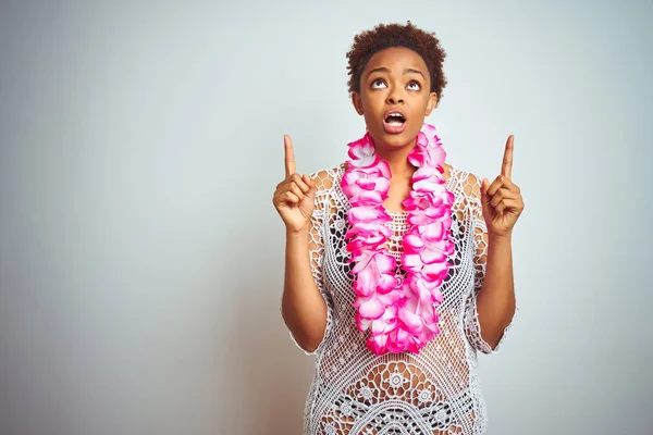Mladá Africko Americká Žena Afro Květinové Havajské Lei Nad Izolovaným — Stock fotografie