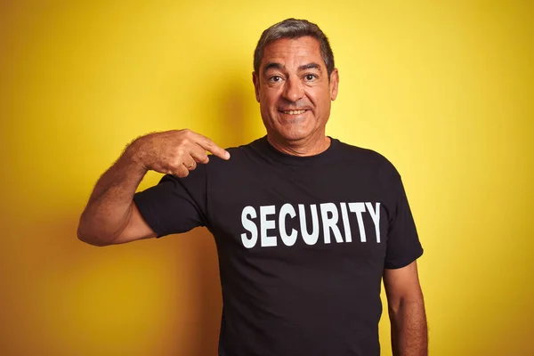 Middelbare Leeftijd Safeguard Man Dragen Van Veiligheid Uniform Geïsoleerde Gele — Stockfoto