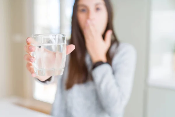 手で水カバー口の新鮮なグラスを飲む美しい若い女性は 間違い 恐怖の表現 沈黙で怖がって 秘密の概念にショックを受けました — ストック写真