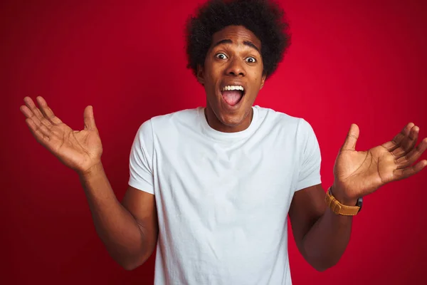 Jonge Amerikaanse Man Met Afro Haar Dragen Wit Shirt Staande — Stockfoto