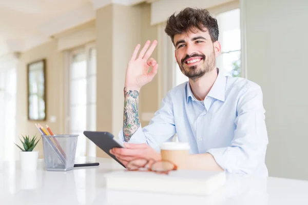 Joven Hombre Negocios Usando Tableta Táctil Haciendo Signo Con Los — Foto de Stock