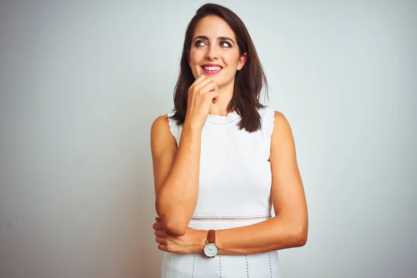 Junge Schöne Frau Kleid Das Über Weißem Isoliertem Hintergrund Steht — Stockfoto