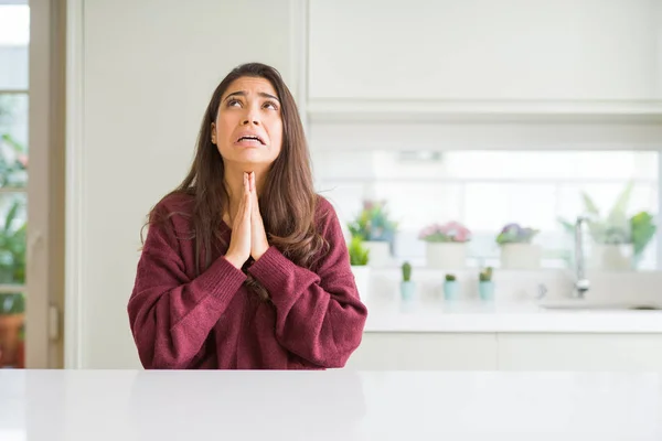 Junge Schöne Frau Hause Betteln Und Beten Mit Den Händen — Stockfoto