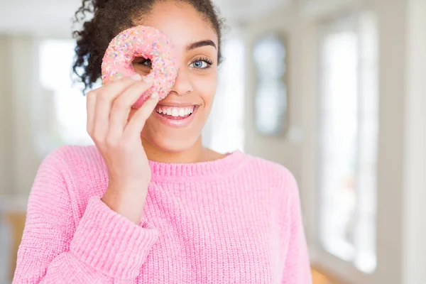 Jeune Fille Afro Américaine Mangeant Beignet Rose Doux Avec Visage — Photo