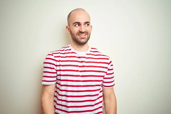 Ung Skallig Man Med Skägg Bär Casual Randig Röd Shirt — Stockfoto