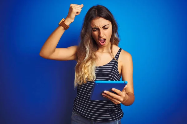 Jovem Mulher Bonita Usando Touchpad Tablet Sobre Fundo Isolado Azul — Fotografia de Stock