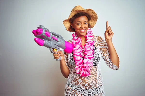 Ung Afrikansk Amerikansk Kvinna Med Afro Hår Bär Blomma Hawaiian — Stockfoto