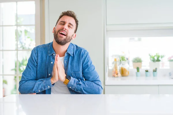 Bonito Homem Casa Implorando Orando Com Mãos Junto Com Expressão — Fotografia de Stock