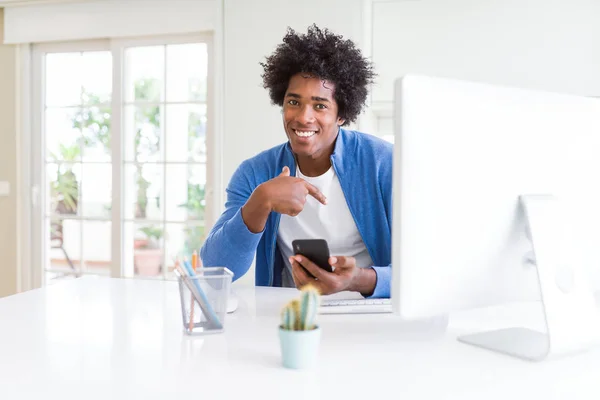 Afroamerikansk Man Som Arbetar Med Smartphone Och Dator Med Överraskning — Stockfoto