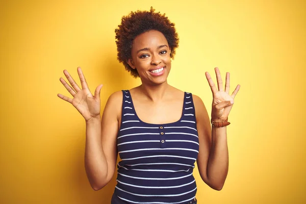 Beauitul African American Vrouw Het Dragen Van Zomer Shirt Geïsoleerde — Stockfoto