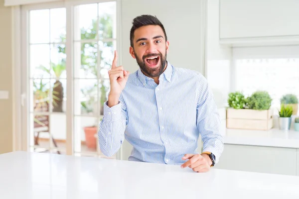 Knappe Spaanse Business Man Wijzend Vinger Omhoog Met Succesvolle Idee — Stockfoto