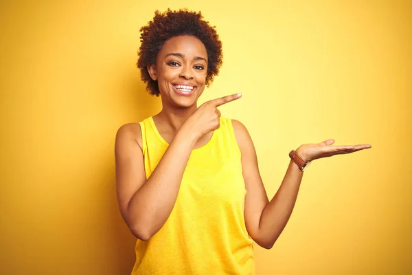 Beauitul African American Vrouw Draagt Zomer Shirt Geïsoleerde Gele Achtergrond — Stockfoto