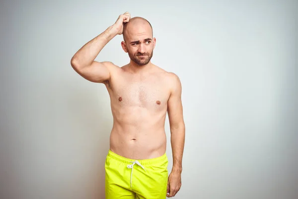 Mladý Nečistý Muž Dovolené Nosí Žluté Plavky Izolované Pozadí Zajímá — Stock fotografie