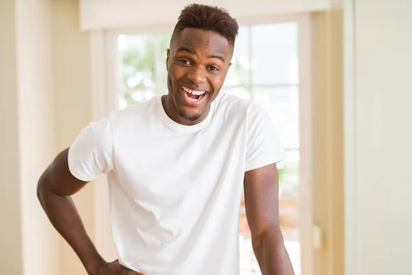 Bonito jovem africano sorrindo alegre com um grande sorriso em — Fotografia de Stock