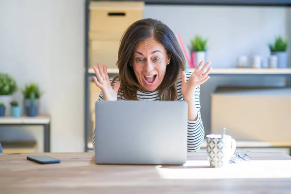 Mujer Mayor Mediana Edad Sentada Mesa Casa Trabajando Con Computadora — Foto de Stock