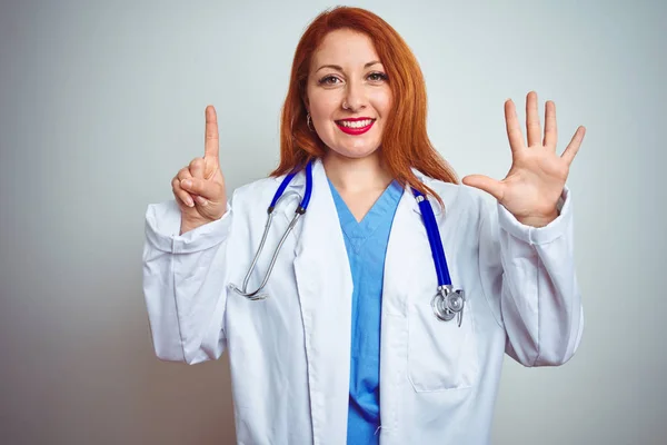 Genç Redhead Doktor Kadın Beyaz Izole Arka Plan Üzerinde Stetoskop — Stok fotoğraf