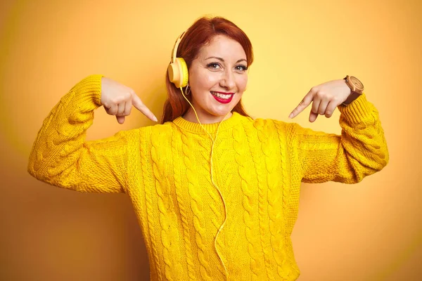 Giovane Donna Rossa Che Ascolta Musica Utilizzando Cuffie Sfondo Giallo — Foto Stock